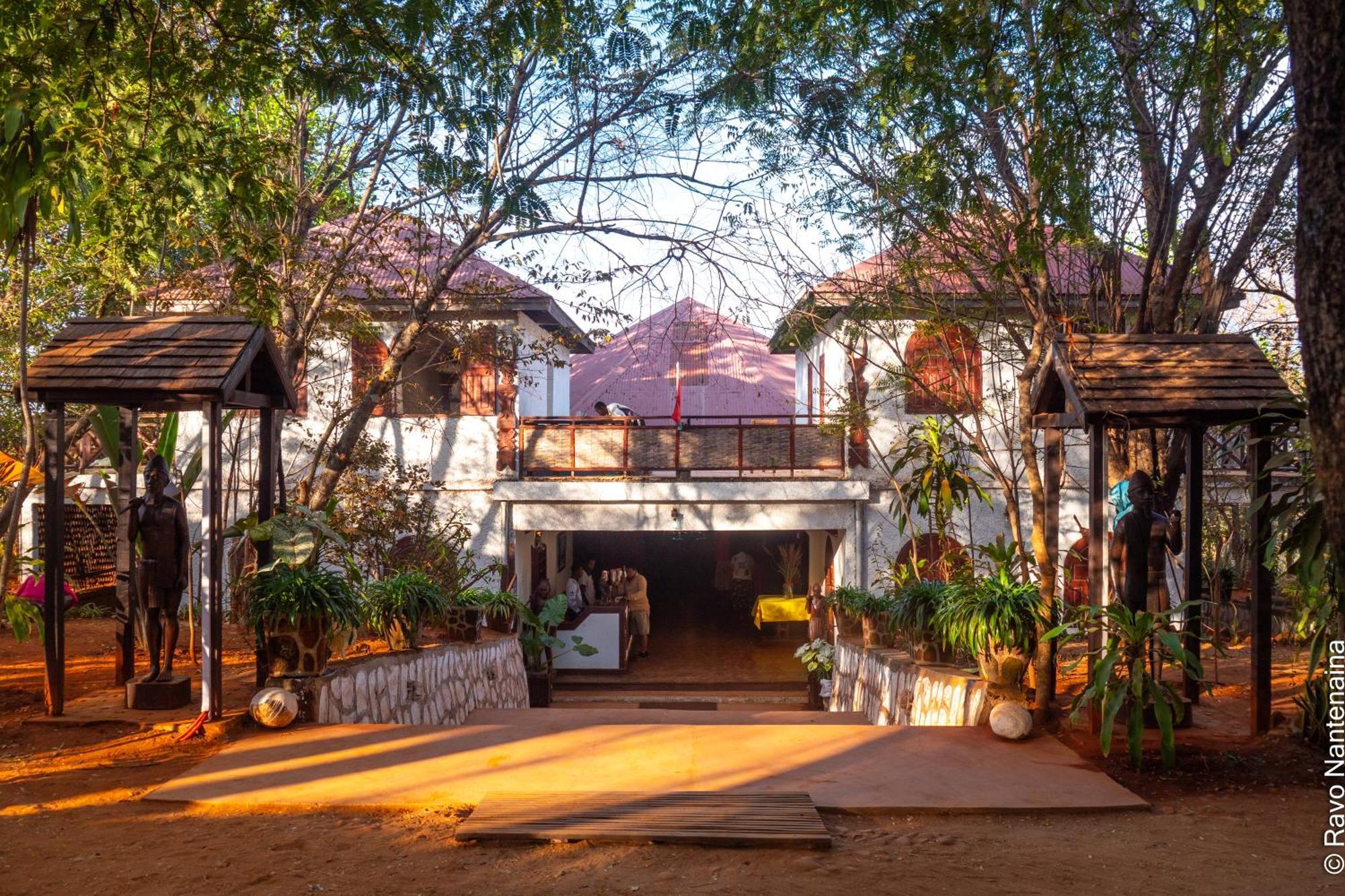 Olympe De Bemaraha Hotell Bekopaka Exteriör bild